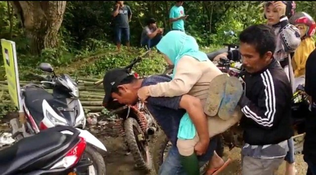 Seorang ibu sakit di Sulawesi harus digendong karena ambulansnya terperosok. Foto: Dok. Istimewa