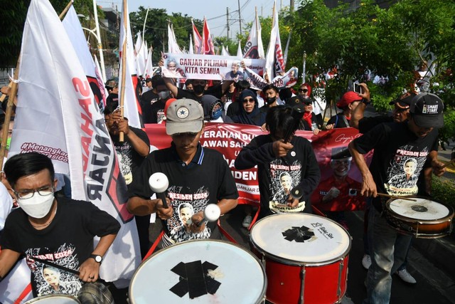 Sahabat Ganjar saat hendak mendatangi Kantor DPP PDI Perjuangan untuk menyerahkan 5 Juta KTP dukungan untuk Ganjar Pranowo pada Selasa (9/5). Foto: Dok. Istimewa