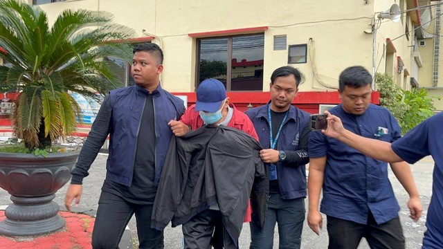 Tersangka mafia tanah di Sumut ditangkap Interpol di Malaysia.  Foto: Tri Vosa/kumparan