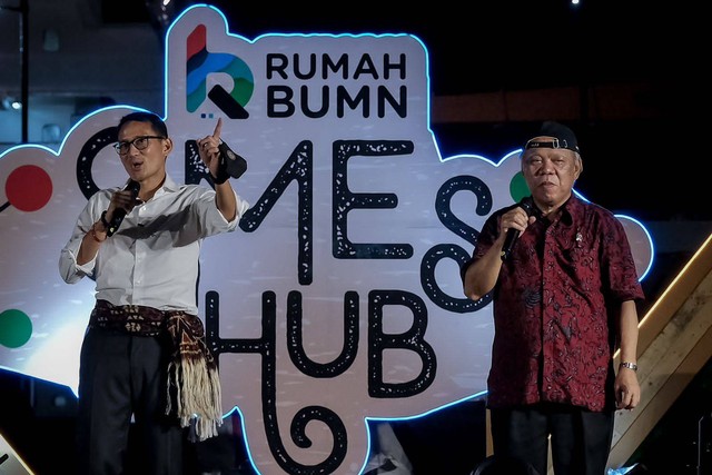 Sandiaga Uno dan  Basuki Hadimuljono membawakan lagu Rumah Kita dari Band God Bless. Foto: Dok. Istimewa