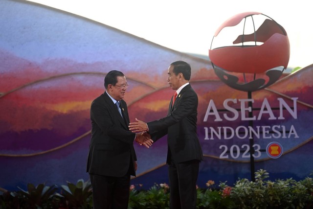 Presiden Jokowi menerima kedatangan Perdana Menteri Kamboja Hun Sen dalam Konferensi Tingkat Tinggi (KTT) ke-42 ASEAN di Labuan Bajo, Manggarai Barat, Nusa Tenggara Timur (NTT), Rabu (10/5/2023). Foto: Aprilio Akbar/POOL via ANTARA FOTO