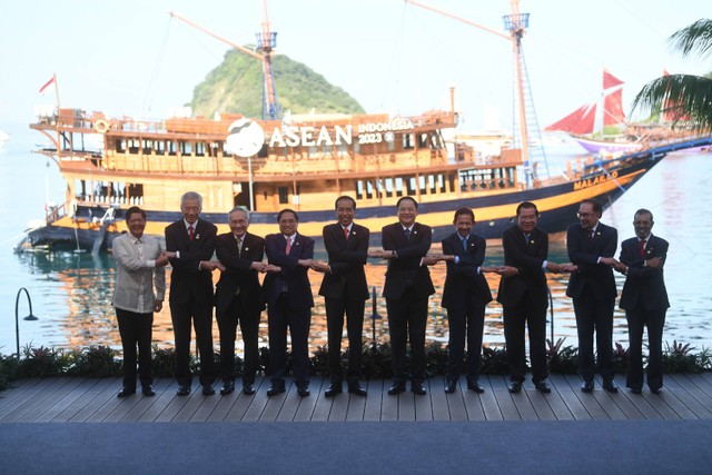 Presiden Joko Widodo berfoto bersama sejumlah kepala negara ASEAN saat pembukaan KTT ke-42 ASEAN di Labuan Bajo, NTT, Rabu (10/5/2023). Foto: Akbar Nugroho Gumay/ANTARA FOTO