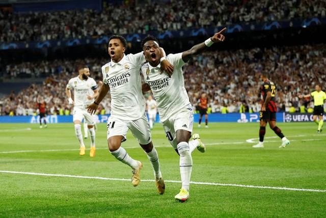 Selebrasi pemain Real Madrid Vinicius Junior usai mencetak gol ke gawang Manchester City pada pertandingan leg perdana babak semifinal Liga Champions di Santiago Bernabeu, Madrid, Spanyol, Rabu (10/5/2023).   Foto: Juan Medina/REUTERS