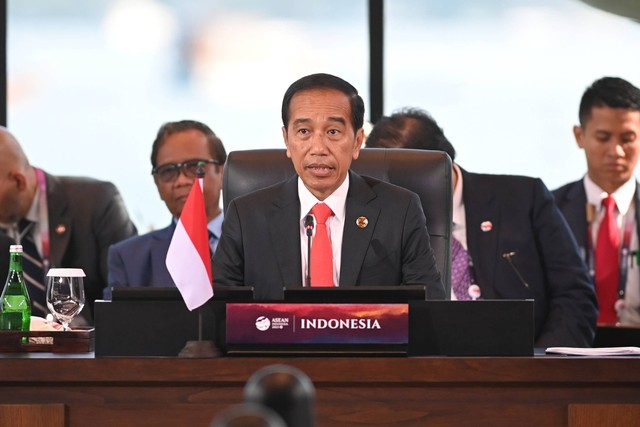 Presiden Indonesia Jokowi (tengah) memberikan sambutan pada pembukaan Konferensi Tingkat Tinggi (KTT) Ke-42 ASEAN , di Labuan Bajo, Manggarai Barat, NTT, Rabu (10/5/2023). Foto: Rivan Awal Lingga/POOL ANTARA FOTO