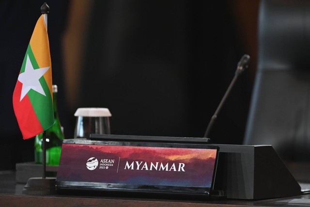 Meja kosong kepala negara Myanmar pada pembukaan Konferensi Tingkat Tinggi (KTT) Ke-42 ASEAN , di Labuan Bajo, Manggarai Barat, NTT, Rabu (10/5/2023). Foto: Rivan Awal Lingga/ANTARA FOTO