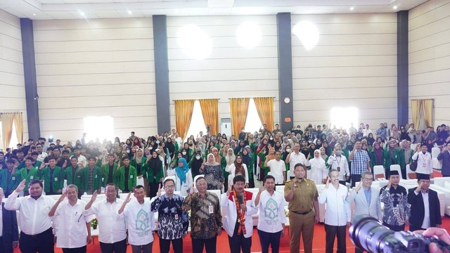 Kepala BPIP bersama Rektor UIN Alauddin Makassa salam Pancasila.