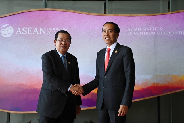 Presiden Jokowi berjabat tangan dengan Perdana Menteri Kamboja Hun Sen saat pertemuan bilateral di sela-sela KTT ke-42 ASEAN di Labuan Bajo, NTT, Rabu (10/5/2023). Foto: Aprillio Akbar/ANTARA FOTO