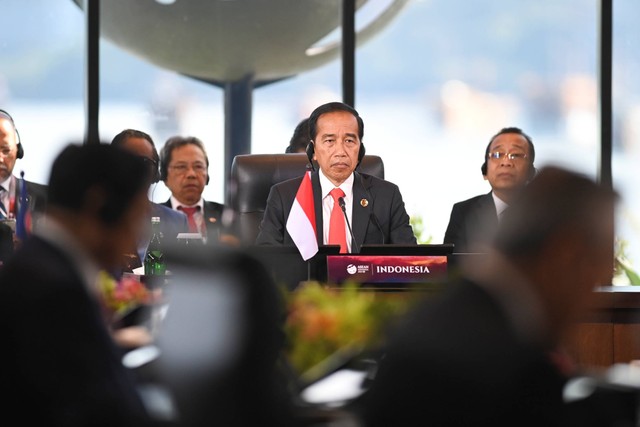 Presiden Indonesia Jokowi (ketiga kiri) mendengarkan paparan pada pembukaan Konferensi Tingkat Tinggi (KTT) Ke-42 ASEAN , di Labuan Bajo, Manggarai Barat, NTT, Rabu (10/5/2023). Foto: Rivan Awal Lingga/ANTARA FOTO