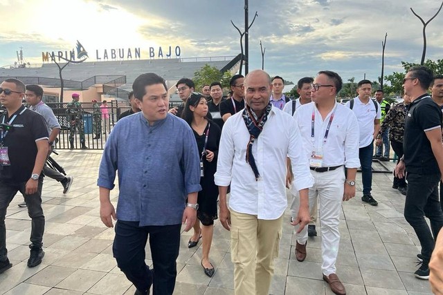 Menteri BUMN Erick Thohir bersama dengan Gubernur Nusa Tenggara Timur (NTT) Viktor Laiskodat saat meninjau SME's HUB di Marina Waterfront Labuan Bajo pada Selasa (9/5).  Foto: Kementerian BUMN