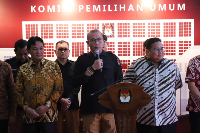 Ketua KPU Hasyim Asy'ari (tengah) menyampaikan keterangan pers di Gedung KPU, Jakarta, Rabu (10/5/2023). Foto: Jamal Ramadhan/kumparan