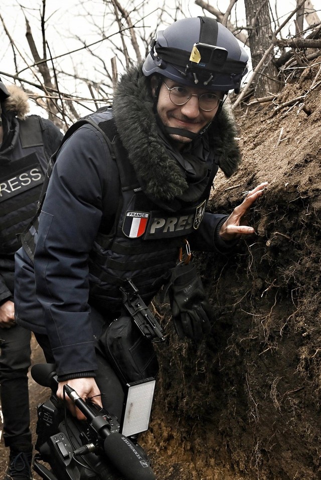 Wartawan Prancis, Arman Soldin, berjalan di parit saat dia meliput perang di Ukraina pada 18 Maret 2023. Foto: Aris Messinis/AFP