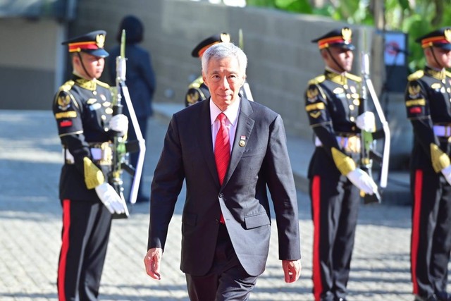 Perdana Menteri Singapura Lee Hsien Loong tiba dalam Konferensi Tingkat Tinggi (KTT) ke-42 ASEAN di Labuan Bajo, Manggarai Barat, Nusa Tenggara Timur (NTT), Rabu (10/5/2023). Foto: Biro Pers Sekretariat Presiden