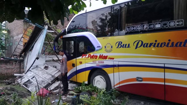 Diduga Sopir Mengantuk, Bus Pariwisata Di Bojonegoro Tabrak Rumah Warga ...