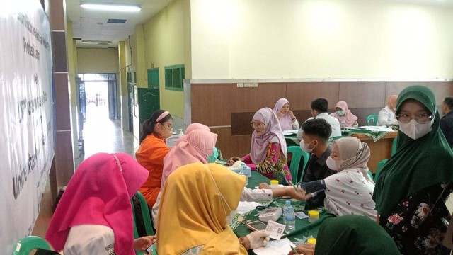 Rektor UML Dr. Mardiana ikuti program deteksi PTM oleh Puskesmas labuhan ratu. Foto : Dokumentasi Humas UML