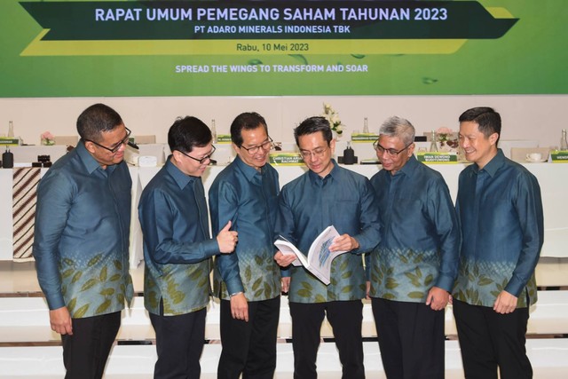 Presiden Direktur PT Adaro Minerals Indonesia Christian Ariano Rachmat (ketiga kanan) berbicang dengan jajaran direksi lainnya usai Rapat Umum Pemegang Saham Tahunan (RUPST) Adaro Minerals Indonesia untuk tahun buku 2022 di Jakarta, Rabu (10/5/2023). Foto: Aditya Pradana Putra/ANTARA FOTO