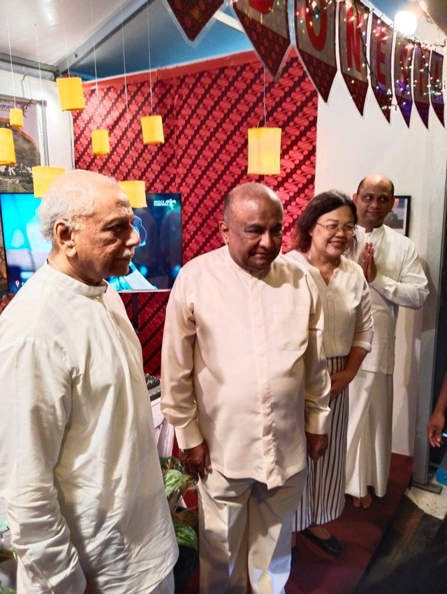 Warga Sri Lanka mengunjungi stan Indonesia melihat miniatur dan video Candi Borobudur dalam acara Buddha Rashmi National Vesak Festival yang digelar pada 5-7 Mei 2023 di Colombo. Foto: Dok. Istimewa