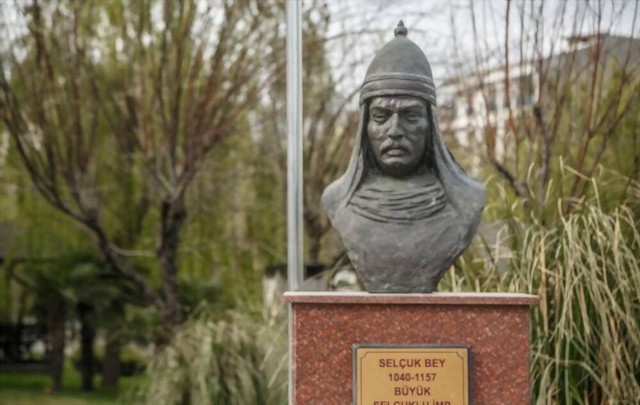 Potret Bey (Penguasa/Sultan) Seljuk (Sumber: https://www.shutterstock.com/image-photo/istanbul-esenyurt-turkey0406-monument-seljuk-bey-1604619742)