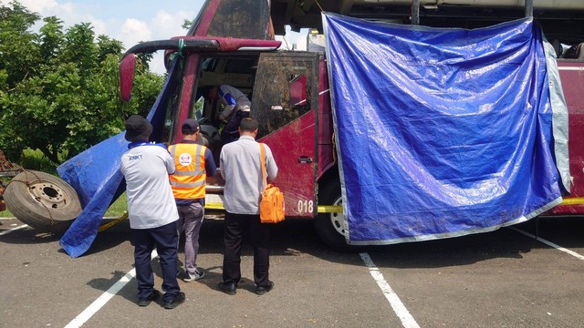 KNKT memeriksa bus yang terjun di Guci, Tegal, Rabu (10/5).  Foto: Dok: PanturaPost