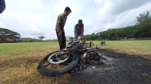 Dua Jambret Kalung di Pasuruan Dimassa, Motor Dibakar