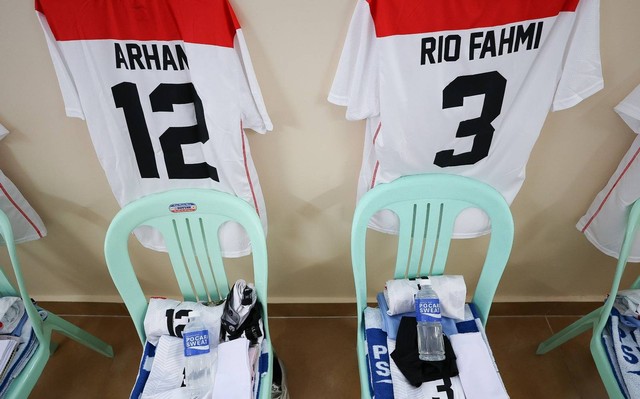 Kursi plastik di kamar ganti pemain Timnas Indonesia U-22 di SEA Games 2023 Kamboja. Foto: Dok. PSSI