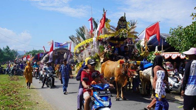 Masyarakat saat merayakan Watu Ulo Pegon (Waton) di Pantai Watu Ulo Desa Sumberejo, Kecamatan Ambulu, Jember. Foto: Dok. Istimewa