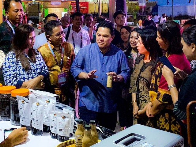 Menteri BUMN Erick Thohir di booth UMKM mitra binaan BNI di Labuan Bajo, Rabu (10/5/2023). Dok BNI