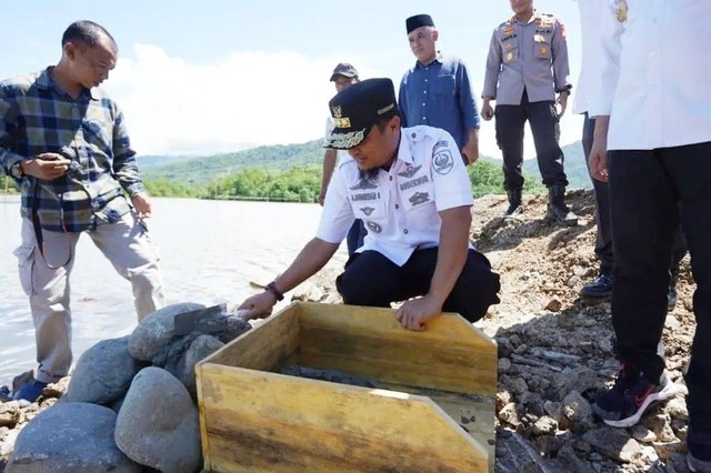 Gubernur Sulawesi Selatan Andi Sudirman Sulaiman saat melakukan peletakan batu pertama Masjid Uwais Al-Qarni, Kota Palopo, Rabu (10/5). Foto: Dok. Istimewa