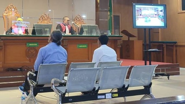 Suasana sidang vonis terhadap Theodorus Yosep Parera dan Eko Suparno di PN Bandung.
 Foto: Rachmadi Rasyad/kumparan