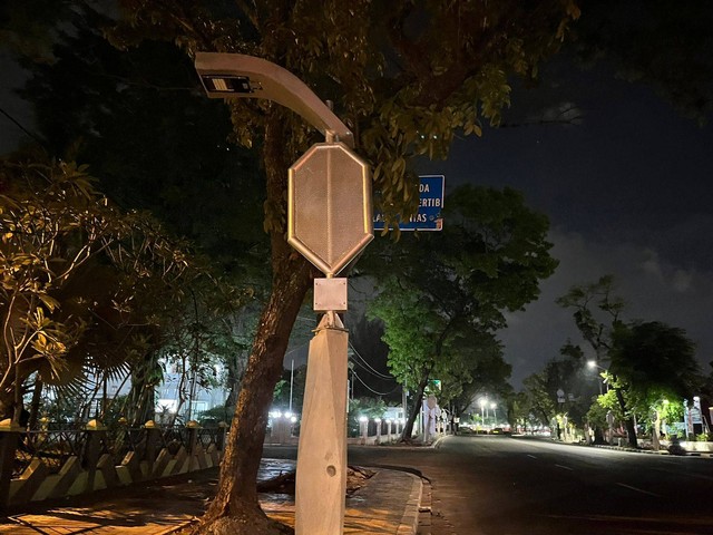 Lampu pocong di Jalan Sudirman, Kota Medan. Foto: Tri Vosa/kumparan