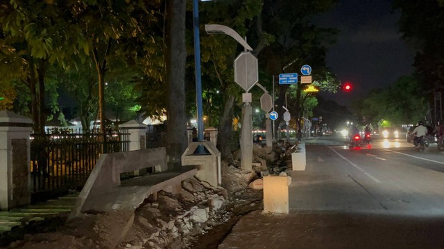 Penampakan kursi taman proyek 'lampu pocong' Pemko Medan di Jalan Sudirman, Kota Medan.  Foto: Tri Vosa/kumparan