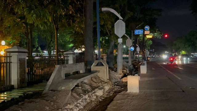 Penampakan kursi taman proyek 'lampu pocong' Pemko Medan di Jalan Sudirman, Kota Medan.  Foto: Tri Vosa/kumparan