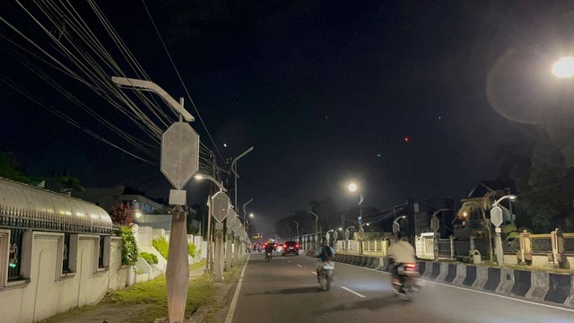 Lampu pocong di Jalan Juanda Kota Medan hanya  menyala sebagian. Foto: Tri Vosa/kumparan