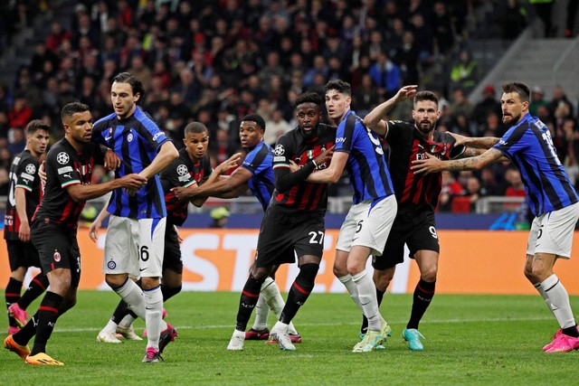 Pemain AC Milan Divock Origi dan Olivier Giroud beraksi bersama pemain Inter Milan Alessandro Bastoni dan Francesco Acerbi di San Siro, Milan, Italia, Rabu (22/5/2023). Foto: Alessandro Garofalo/REUTERS