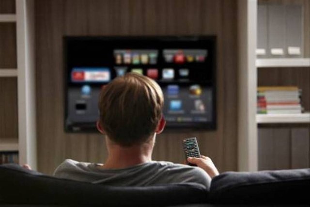 Ilustrasi mencari frekuensi TV digital Kuningan. Foto: Unsplash.com