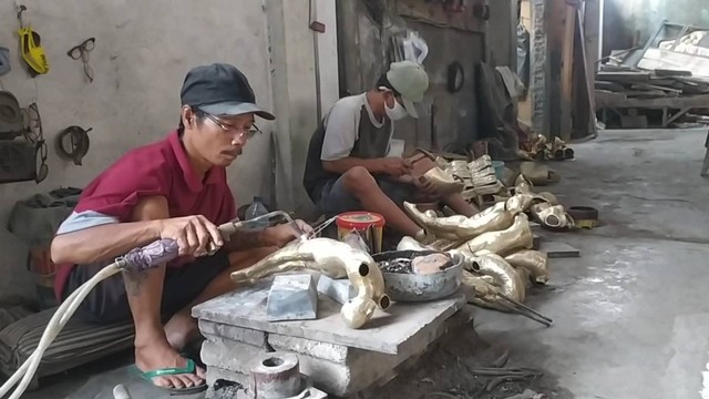 Kerajinan Cor Kuningan di Jombang Tembus Mancanegara