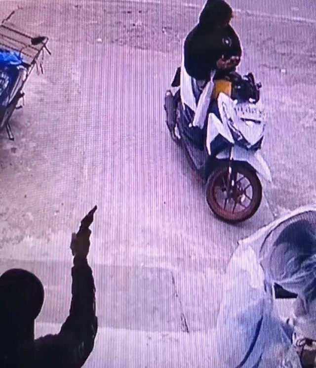 Od mengacungkan senpi rakitan ke arah istrinya yang menunggu di motor. Foto: Dok Hi!Pontianak 