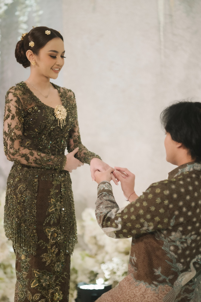 Tampilan Mahalini di momen pertunangan dengan Rizky Febian. Foto: Dok. Bridestory