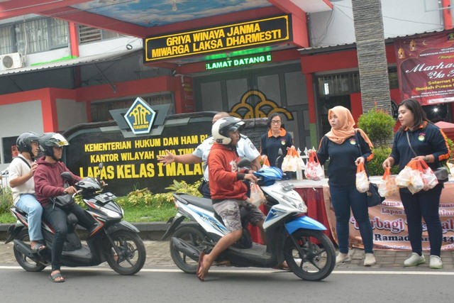  Petugas dan DWP Lapas Kelas I Malang Berbagi Takjil pada Masyarakat (sumbeR:lapasmalang)