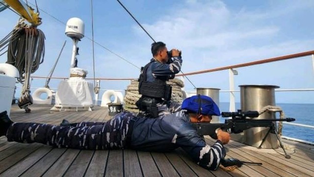 KRI Bima Suci siaga perang saat melewati teluk Aden, perairan Somalia. Foto: Dispen AL