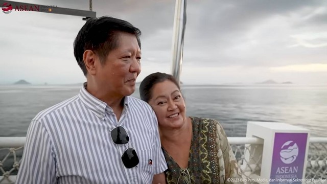 Presiden Filipina Ferdinand Romualdez Marcos Jr bersama istrinya naik Kapal Pinisi di Labuan Bajo, Kamis (10/5/2023). Foto: Youtube/Sekretariat Presiden