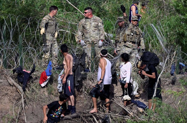 Sejumlah imigran mencoba masuk ke Amerika Serikat (AS) melalui Rio Grande dari Matamoros, negara bagian Tamaulipas, Meksiko pada Rabu (10/5/2023). Foto: Alfredo Estrella/AFP
