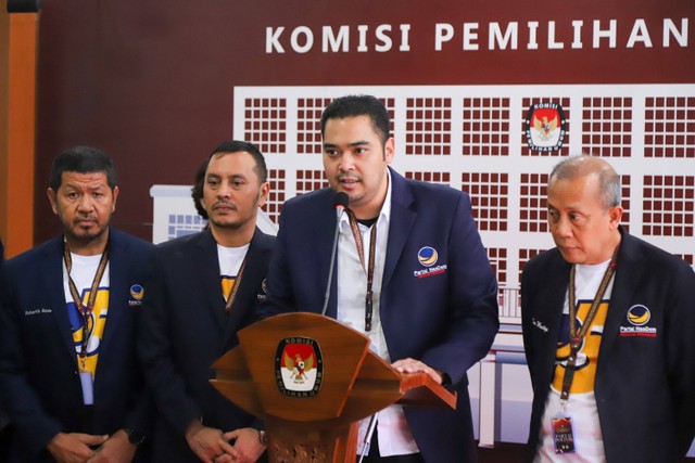 Ketua Bidang Pemenangan Pemilu Partai Nasdem, Prananda Surya Paloh usai menyerahkan dokumen daftar bakal calon legislatif (bacaleg) kepada Ketua Komisi Pemilihan Umum (KPU) Hasyim Asy'ari di Gedung KPU, Jakarta, Kamis (11/5/2023). Foto: Jamal Ramadhan/kumparan