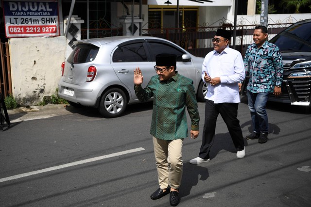 Ketua Umum PKB Muhaimin Iskandar (kiri) didampingi Waketum Jazilul Fawaid (kedua kanan) melambaikan tangan ke arah awak media saat tiba di kediaman Wakil Presiden ke-9 Hamzah Haz di kawasan Matraman, Jakarta Timur, Kamis (11/5/2023). Foto: M Risyal Hidayat/ANTARA FOTO