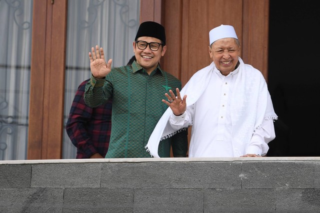 Wakil Presiden ke-9 Hamzah Haz (kanan) bersama Ketua Umum Partai Kebangkitan Bangsa (PKB) Muhaimin Iskandar (kiri) melambaikan tangan ke arah awak media di kediaman kawasan Matraman, Jakarta Timur, Kamis (11/5/2023). Foto: M Risyal Hidayat/ANTARA FOTO