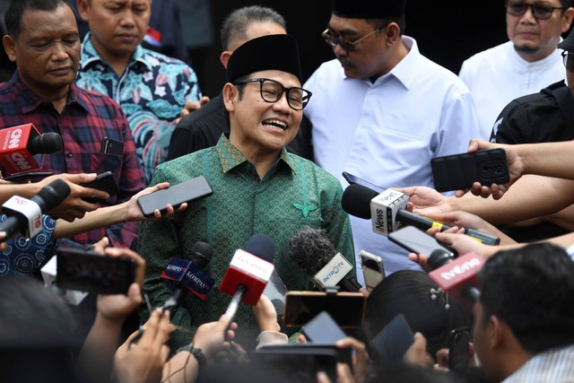 Ketua Umum Partai Kebangkitan Bangsa (PKB) Muhaimin Iskandar (tengah) menjawab pertanyaan awak media usai berkunjung ke kediaman Hamah Haz di kawasan Matraman, Jakarta Timur, Kamis (11/5/2023). Foto: M Risyal Hidayat/ANTARA FOTO