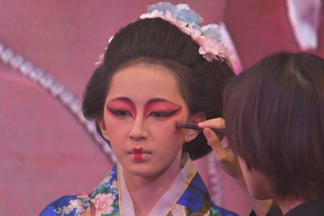 Tantangan Make Up Geisha Look Berkonsep Cherry Blossom Tanpa Kaca