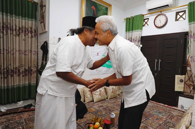 Gubernur Jateng Ganjar Pranowo sowan ke kediaman ulama kharismatik Gus Muwafiq yang berada di Kecamatan Mlati, Kabupaten Sleman, Daerah Istimewa Yogyakarta (DIY), Kamis (11/5/2023). Foto: Dok. Istimewa