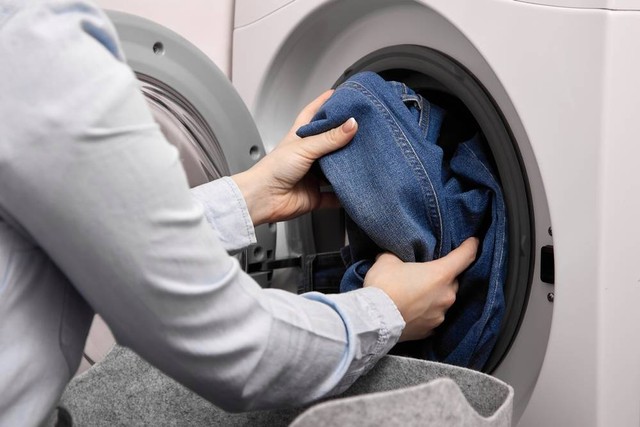 Ilustrasi mencuci jeans dengan mesin cuci. Foto: Aleksandr Finch/Shutterstock
