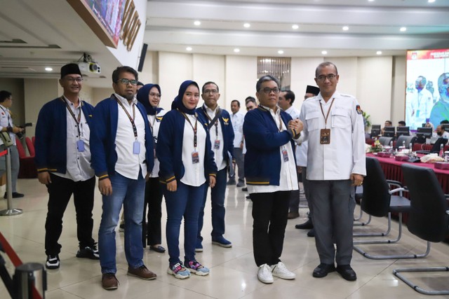 Ketua Umum Partai Garuda Ahmad Ridha Sabana menyerahkan dokumen daftar bakal calon legislatif (bacaleg) kepada Ketua Komisi Pemilihan Umum (KPU) Hasyim Asy'ari di Gedung KPU, Jakarta, Kamis (11/5/2023). Foto: Jamal Ramadhan/kumparan