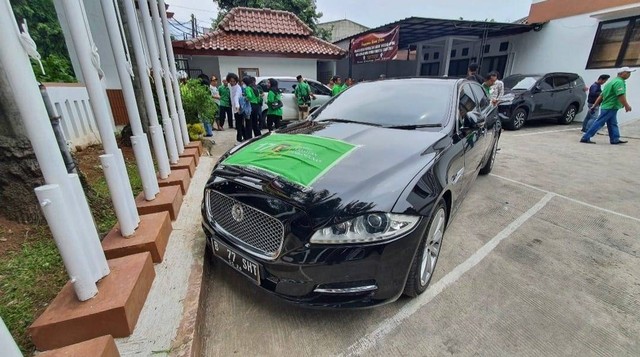 Mobil mewah yang dipakai PPP Kota Bekasi saat daftar bacaleg ke KPU, Kamis (11/5).  Foto: kumparan